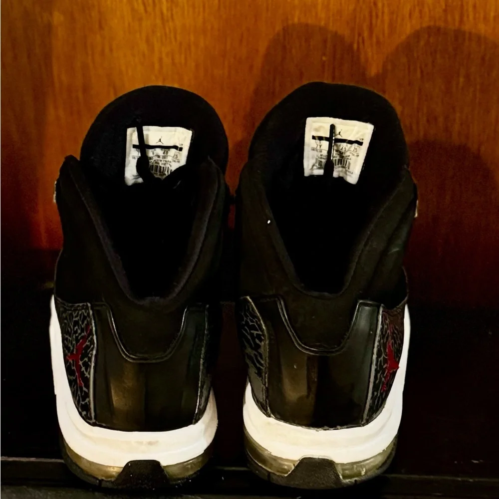 Nike Air Jordan Deluxe ‘Black’ 807718-061 Sz. 7Y - Picture 5 of 10